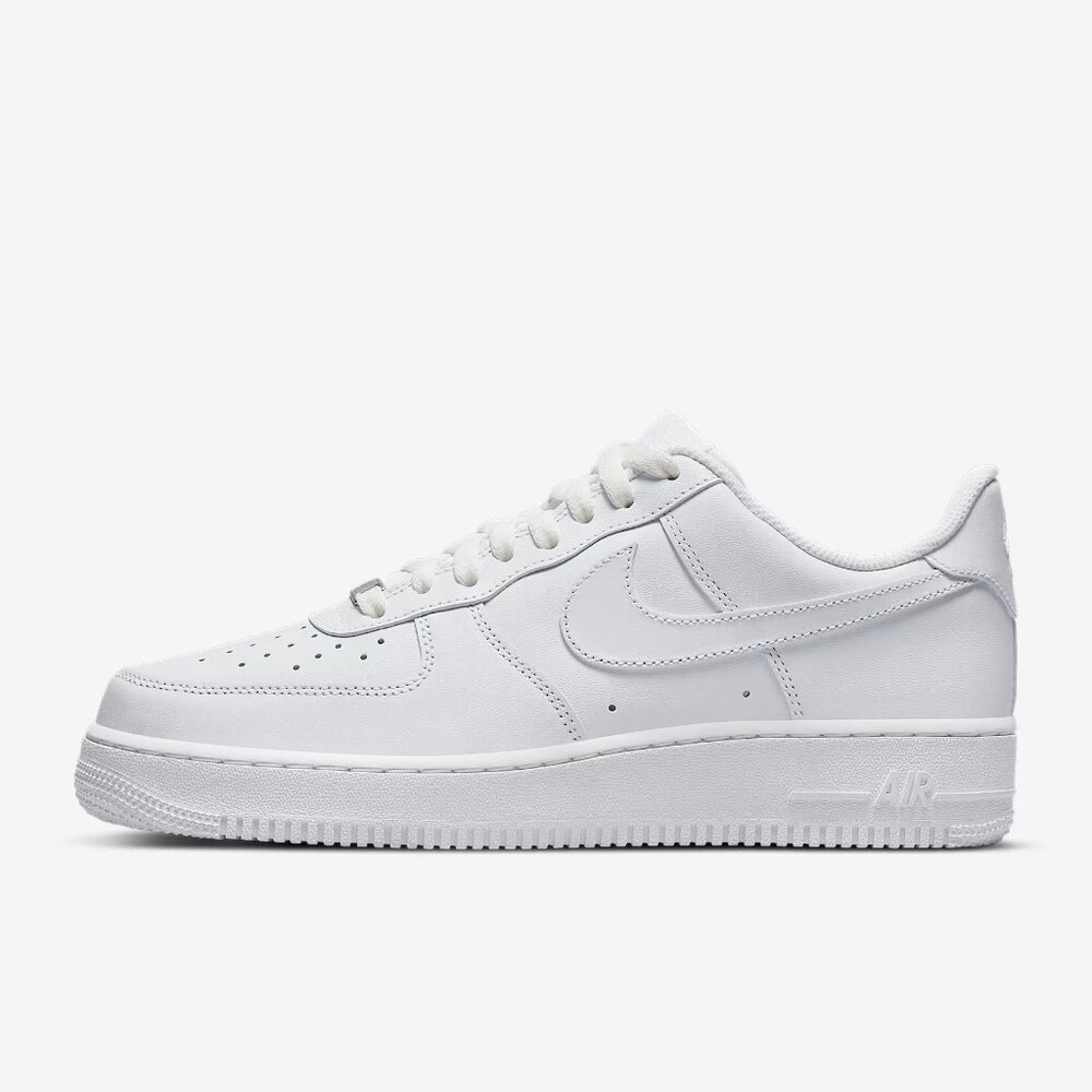 Men’s 8.5 White Nike Air Force 1’07 (Never Worn Before)